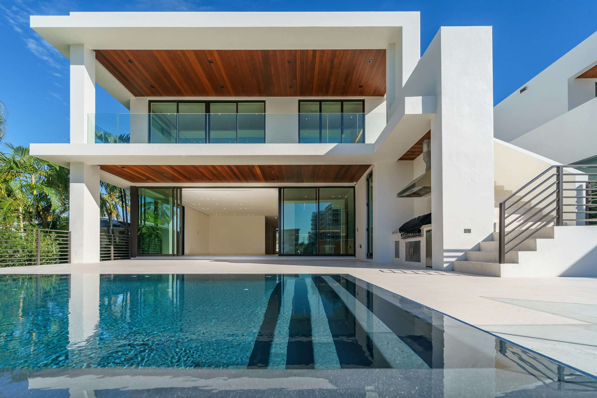 Couloir de nage au pied d’une villa contemporaine blanche