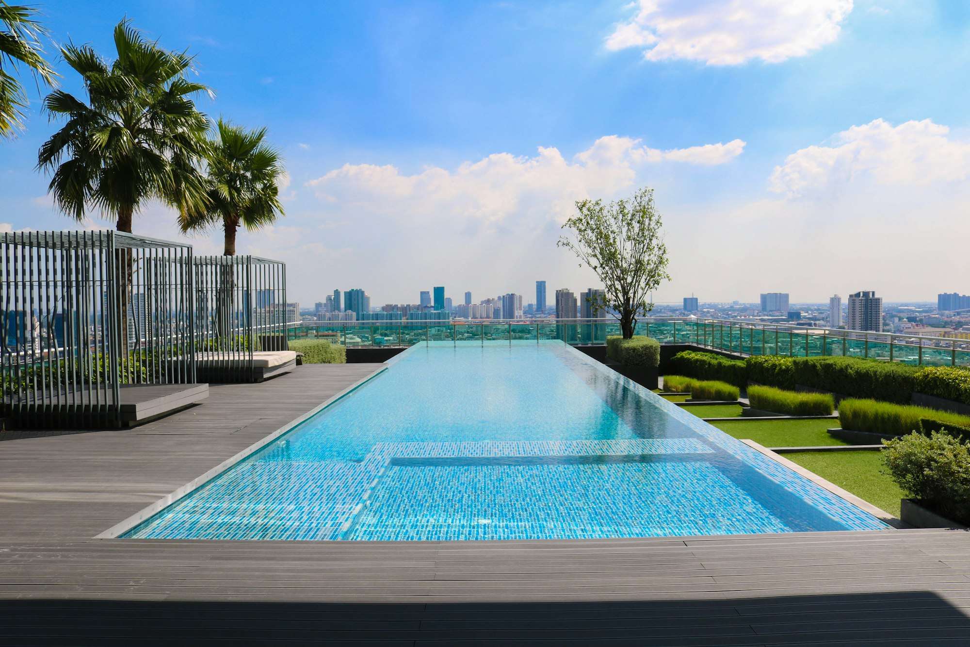 Piscine à débordement sur un toit-terrasse avec vue sur la ville